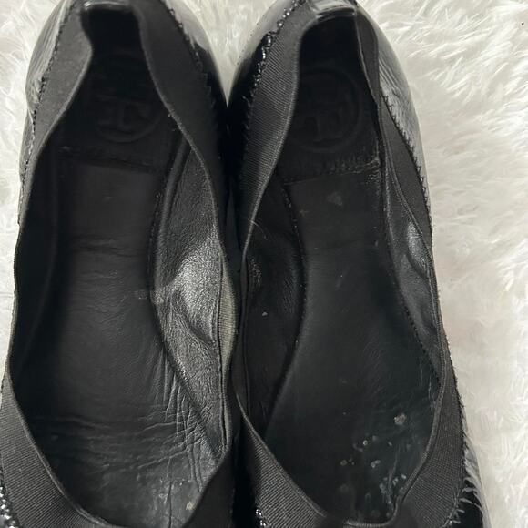 Chic Comfy Tory Burch Black Patent Leather Ballet Flats Slip on Gold Logo 6 M - Picture 3 of 5